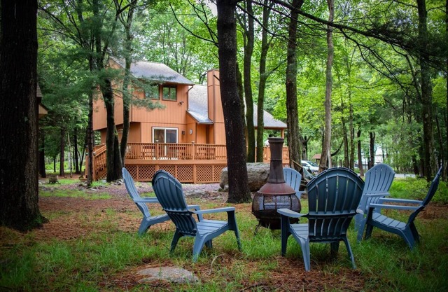 Poconos Cabin - Private Lake Access, Fire Pit, Near Hiking with Fall Foliage