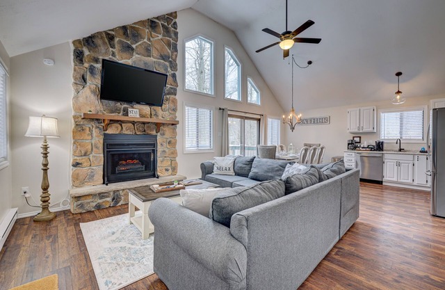 Poconos Hideaway - Close to hiking and water parks. Perfect for families.