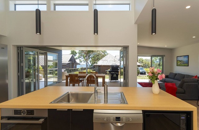Pohutukawa Beach House