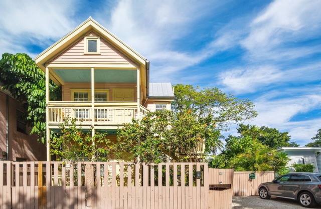 ~ POINCIANA PARADISE ~ Casual duplex 2 blocks from Duval Street!