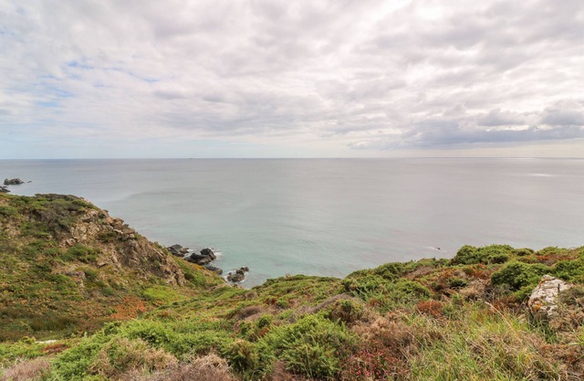 POLDOWRIAN FARMHOUSE, pet friendly, with a garden in Coverack