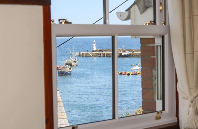 POLKIRT FORGE, character holiday cottage, with a garden in Mevagissey