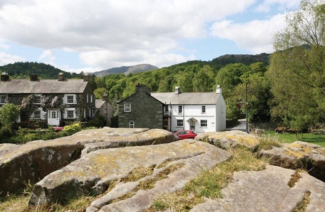 POLLYS COTTAGE, pet friendly, with open fire in Elterwater
