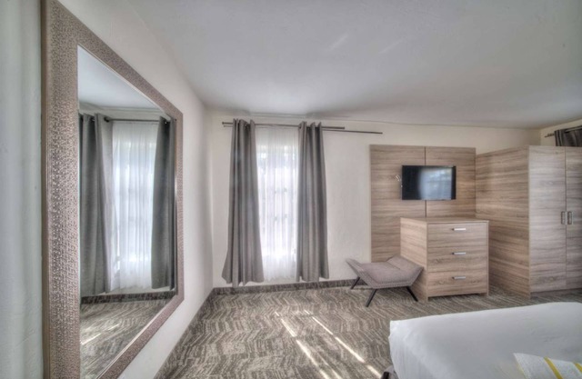 Pompano 2BR Gem w/Waterfall Pool