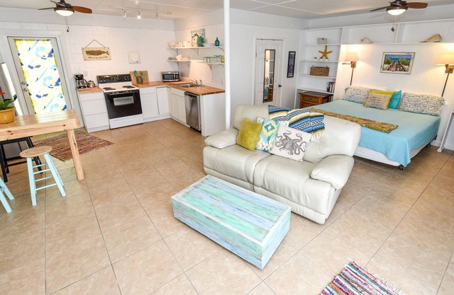 “POMPANO” Beach studio. Lovely Couple's Getaway…..Steps to beach