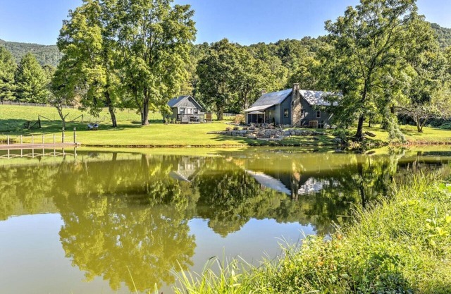 Pond and Hot Tub and Firepit Retreat