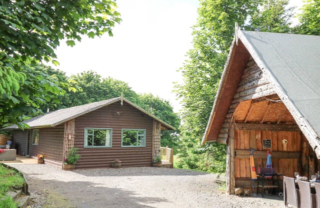POND FARM WOODLANDS, pet friendly, with hot tub in Ugthorpe