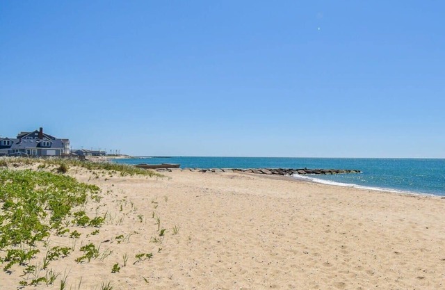 Pond Front, 3 Min Drive to Old Silver Beach!