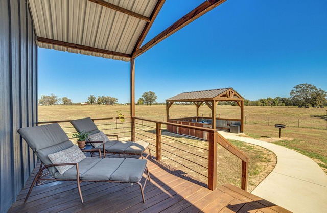 Pond & Grazing Cattle! Rural Getaway Near Van