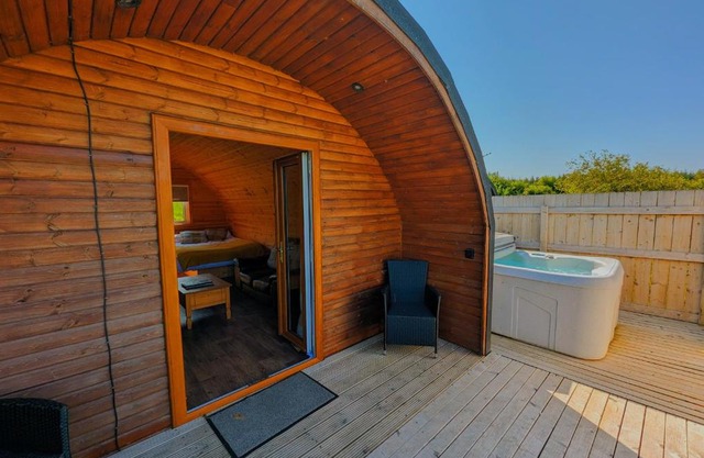 Pond View Pod 2 with Private Hot Tub - Fife - Loch Leven - Lomond Hills