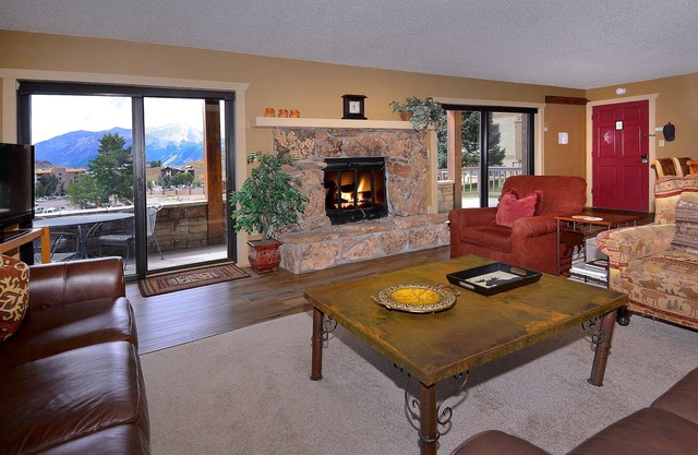Ponderosa Condo, renovated 2BD/2BA, hot tub, deck