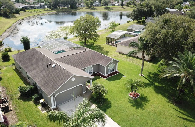Pondside Paradise Beautiful 4 bedroom pond facing pool home