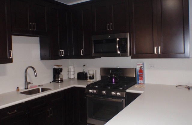 Pool, 2 full Kitchens 3 kings, 1 Queen, 5 twin beds.Close to Palm Beach plaza.
