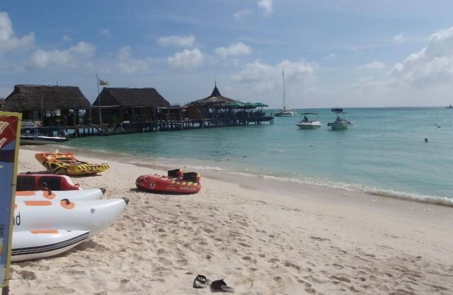 Pool 2 King, 1 Queen, 4 twin beds. Check out April & May rates. Sleeps 10
