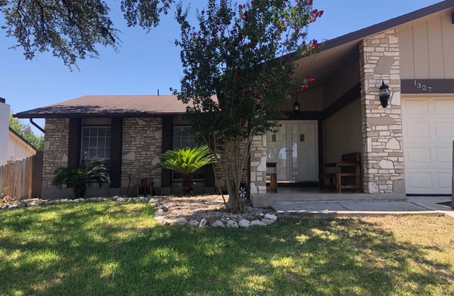 POOL, 3 /2 home next to Lackland AFB and SeaWorld