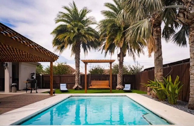 Pool | Basketball Court | Pool Table | 6 beds