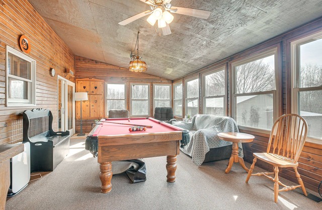 Pool, Deck & Fire Pit: Dog-Friendly Ohio Escape!