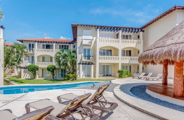 Pool, Gazebo, Parking, 2 Blocks to Beach & 5th Ave