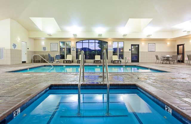 Pool & Hot Tub. Free Breakfast. Near the Heart of Wine Country!