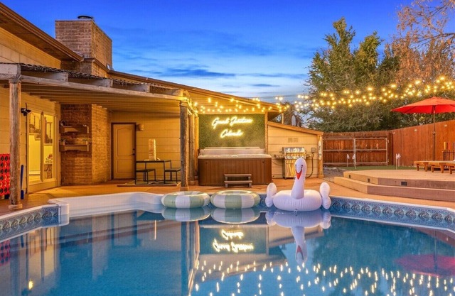 Pool~Hot Tub~Game Room~Fire Pit~Mini Golf~Frisbee Golf~Basketball & Soccer Court