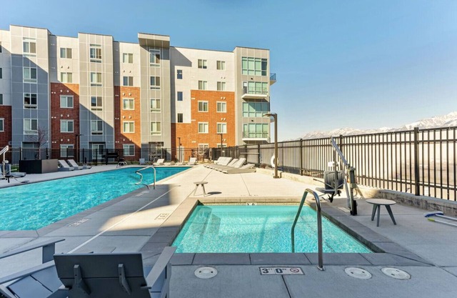 Pool + Hot tub | King Bed | Game Room | Parking