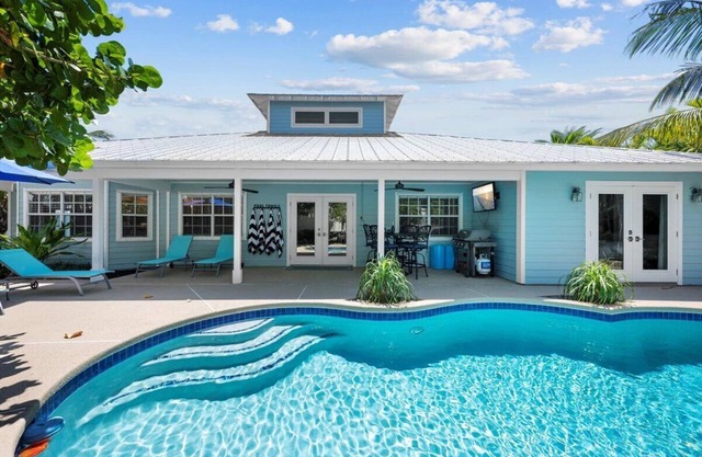 Pool House 1/2 Mile From Downtown Stuart