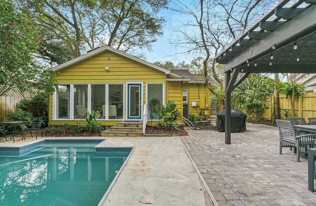 Pool House Oasis - Home for 6