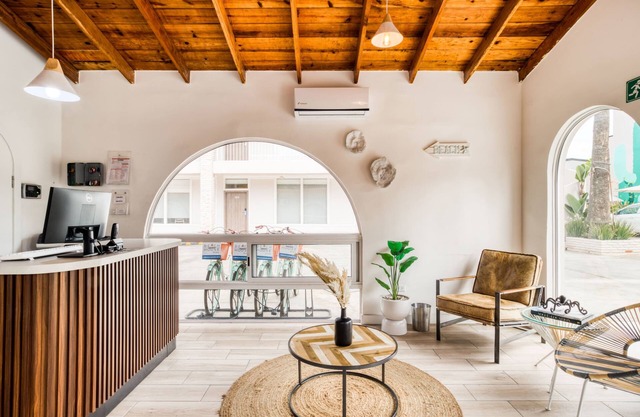 Pool & Jacuzzi: Cute Studio Near the Beach: Daily HSKP
