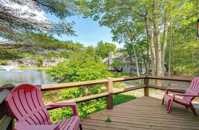 Pool & Marina Access: Condo w/Deck in Jim Thorpe
