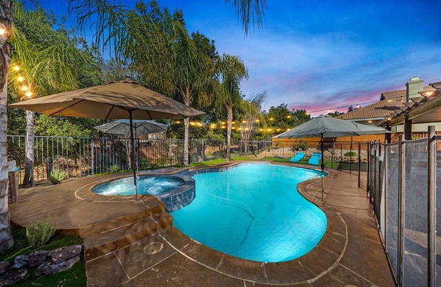 Pool paradise near Temecula Wine Country w/spa, pool table, games, pic wall