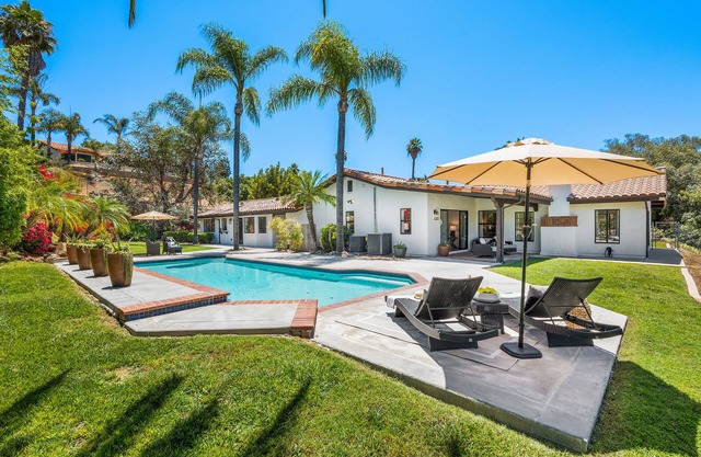 Pool, pickleball, basketball, arcade game & ping pong- The Vista Hilltop Villa - New Listing