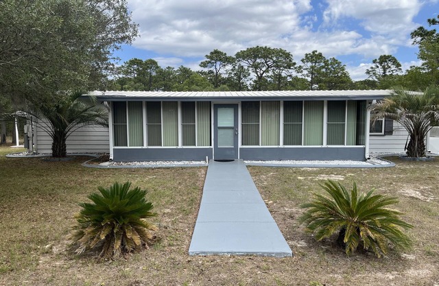 Pool, Privacy & Family Fun! Mom's Manatee House.