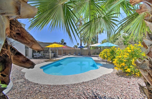 Pool & Putting Green: Scottsdale Family Escape