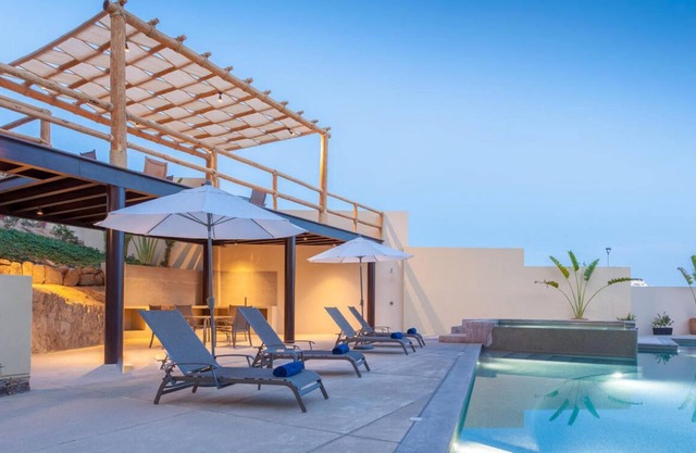 Pool Side Spacious 2 bedroom condo in the heart of San Jose - Pet Friendly