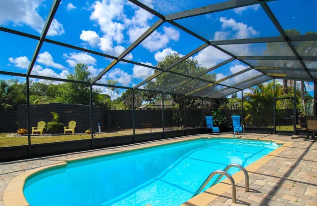 Pool, Sweet Pineapple