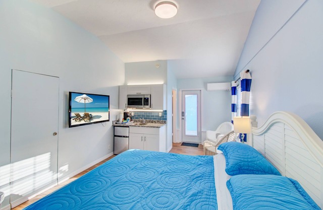 POOL VIEW V5 Luxury King Bedroom Siesta Key Walk to beach DAILY SPECIALS
