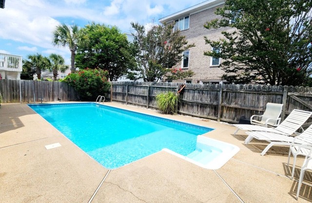 Pool | Walk to beach | Beach Essentials