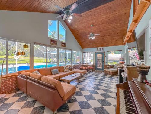 Poolhot Tub Sleeps 16 Game-filled