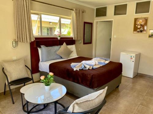 Poolside Executive Suite near Airport - 2322
