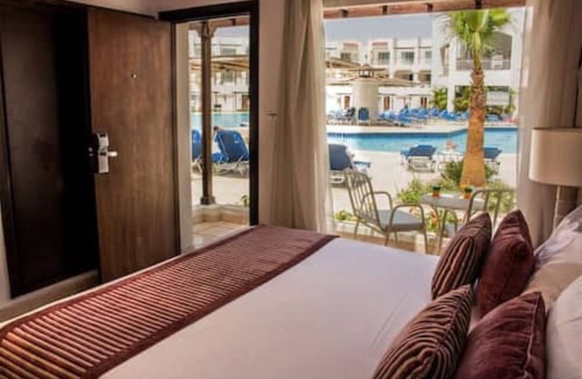Poolside Fun & Spa Serenity Near Sharks Bay l Pool View, Table Tennis & Billiard