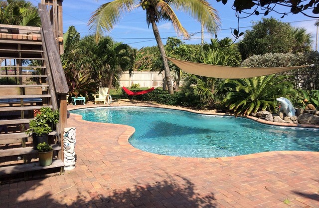 Poolside Retreat 100 steps to the OCEAN Pet Friendly NO SMOKING