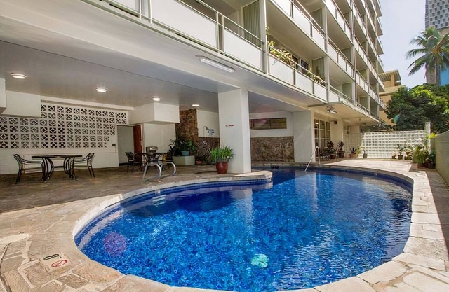 Poolside Waikiki Retreat w/AC, surfboard storage, walking distance to beach!