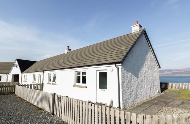 POPPIES COTTAGE, pet friendly in Craignure, Isle Of Mull