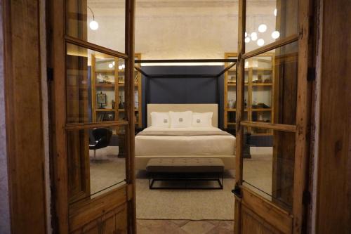 Por los Siglos de los Siglos Hotel