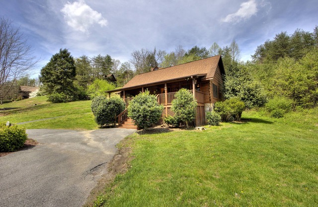 Porch w/swing & hot tub, sounds of stream, fireplace, pet & family friendly!