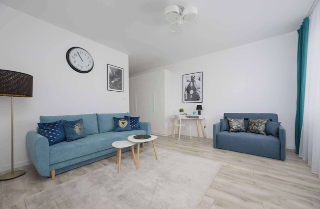 Posag 7 Panien 18 Warszawa | Blue Apartment with Desk and Parking