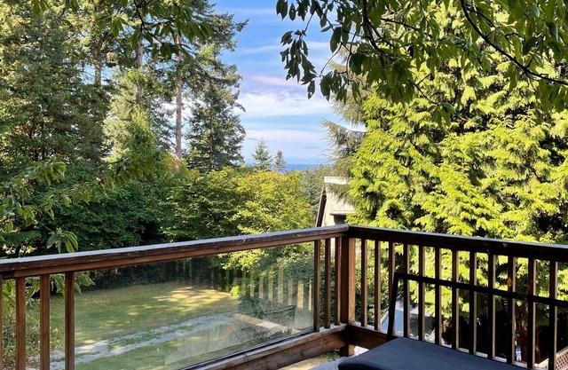 Post and beam 2 bedroom cabin with ocean view near Tunstall Bay beach