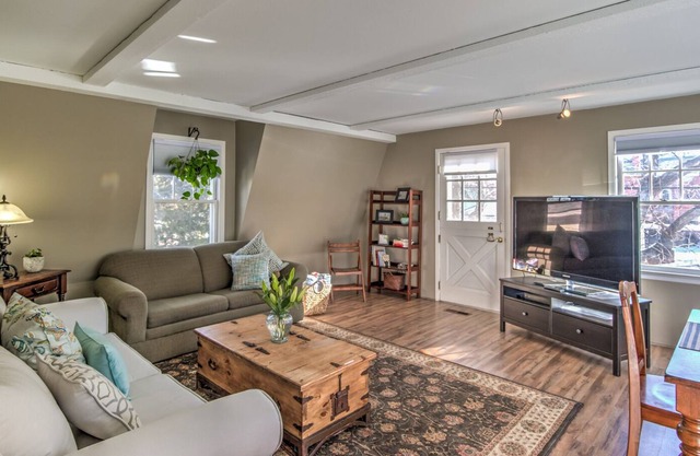 Postcard perfect downtown Victorian Apt, 1BD 1BATH