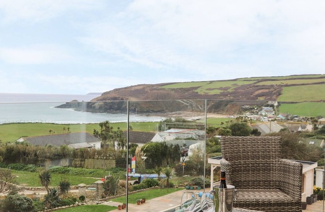 PRAA WAVES, family friendly, luxury holiday cottage in Praa Sands