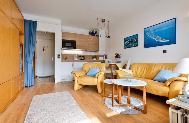Practical 1-room apartment close to the beach with a sunny terrace.
